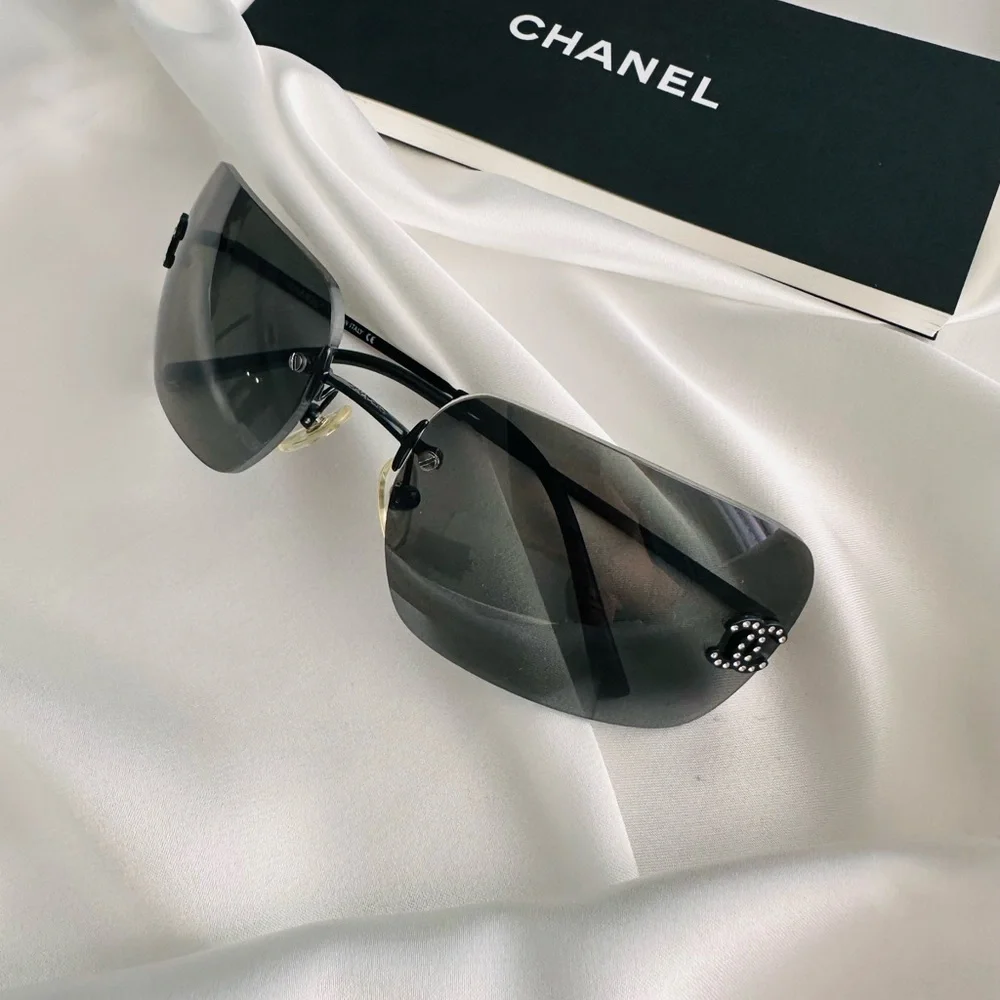 Like New🖤CHANEL Vintage black Sunglasses , Swarovski Cc